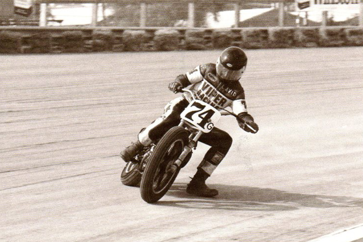 Motorista practicando en un circito de dirt track