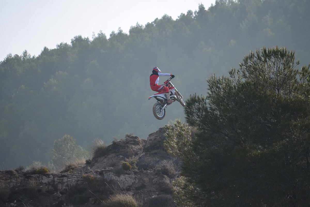 Motorista practicando en uno de nuestros cursos de moto Off-Road de Enduro