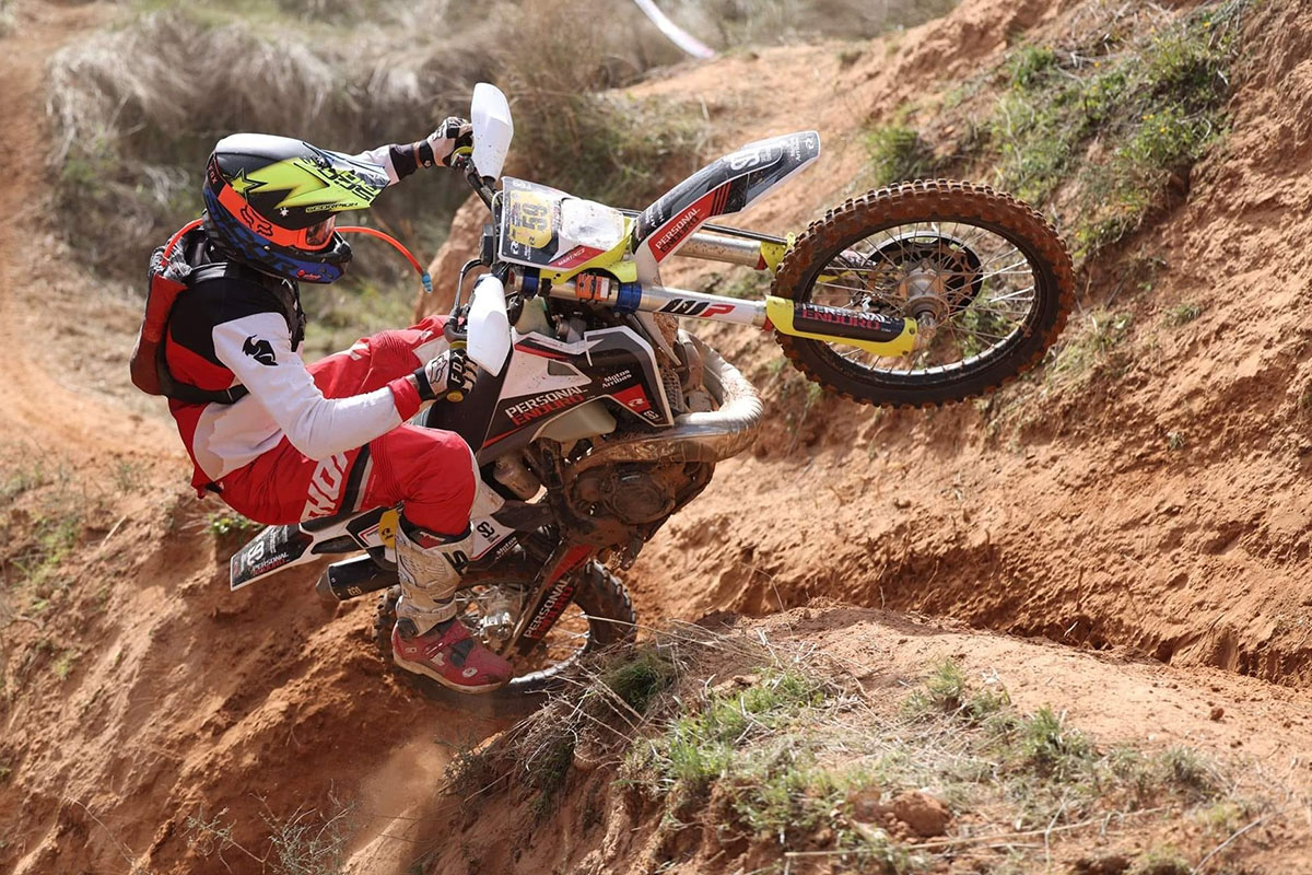 Motorista practicando hard enduro