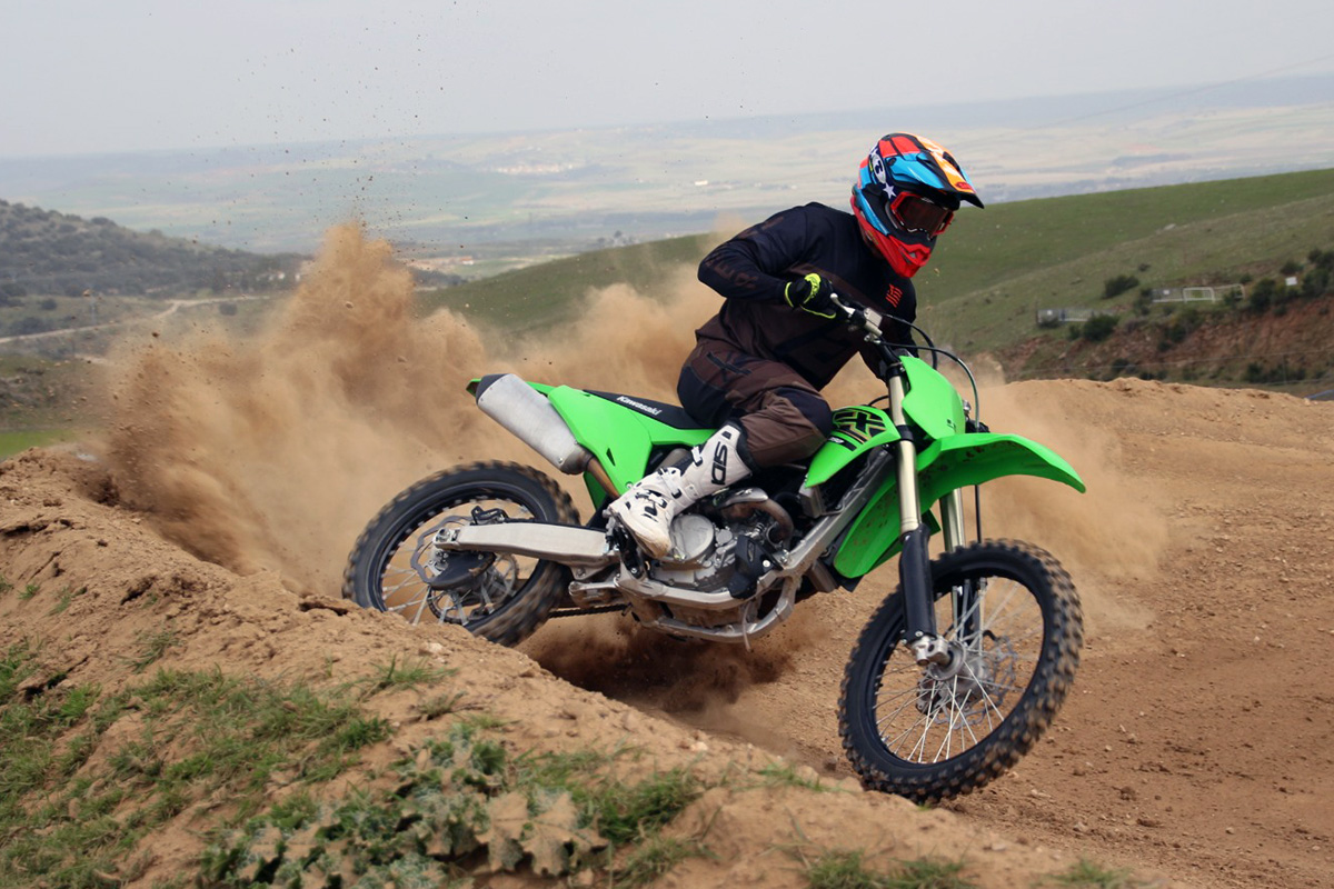 Motorista practicando motocross