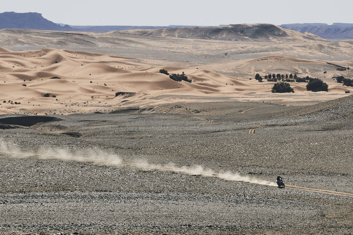 Motorista en el curso de rally-raids navegación