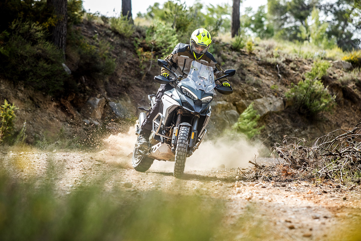 Motorista practicando trail