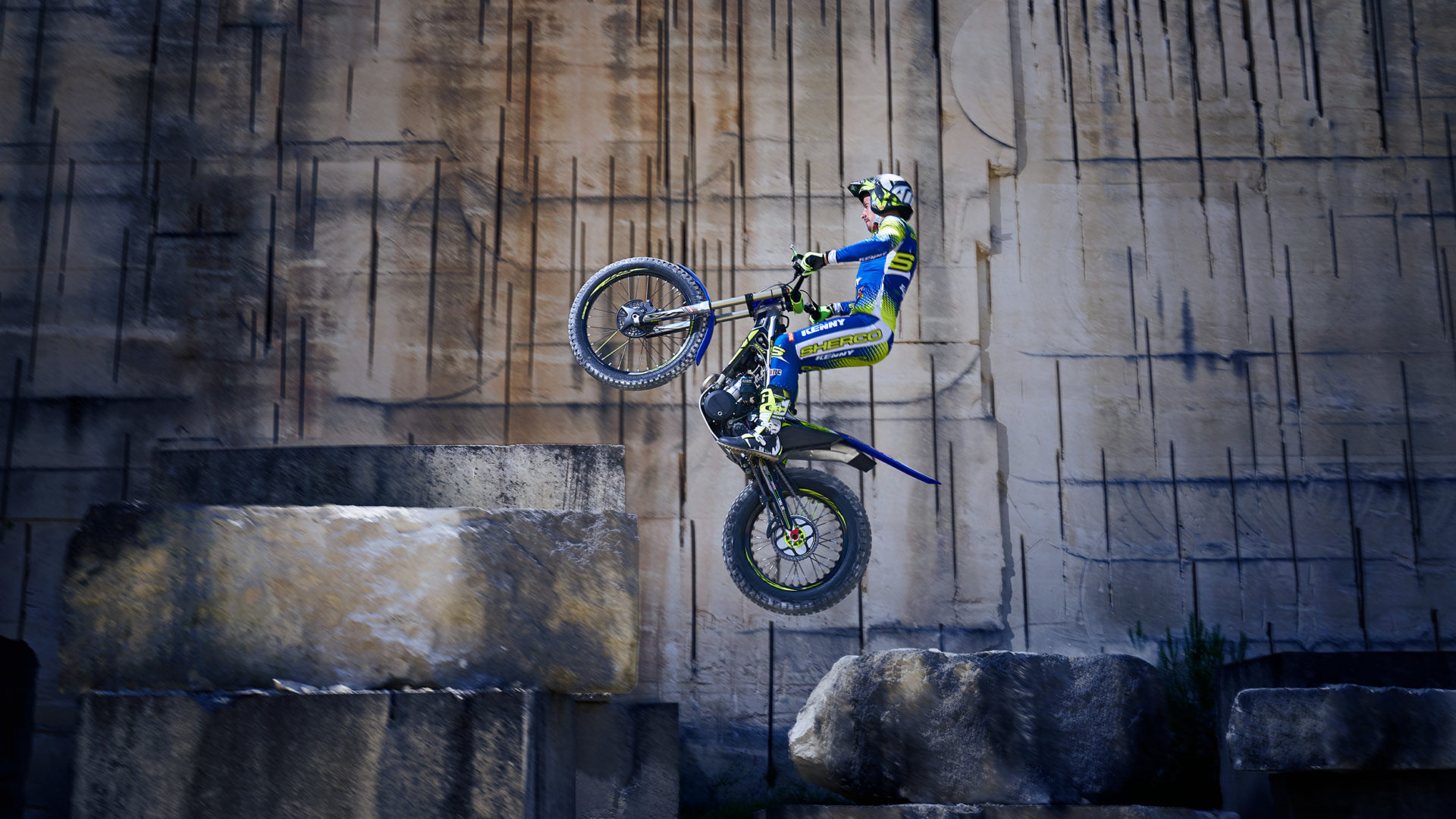 Motorista practicando trial