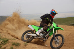 Foto de un motorista practicando Motocross