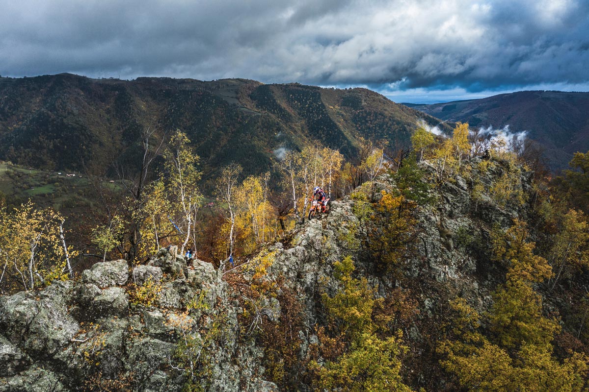 Imagen de un motorista en una montaña practicando hard enduro
